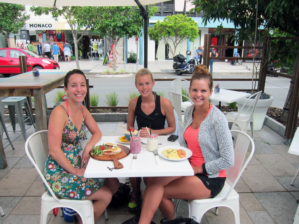 Au pair-Kate, Jenny och jag på lunch i Noosa
